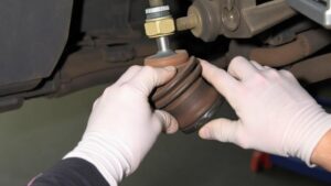 Wenn das Fahrwerk klappert: Querlenker und Traggelenke erneuern, richtig auspressen und wieder Ruhe ins Auto bringen